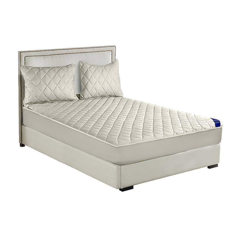 White Quilted Mattress Cover Polyester Set of 3 Includes Pillow Cases Protector